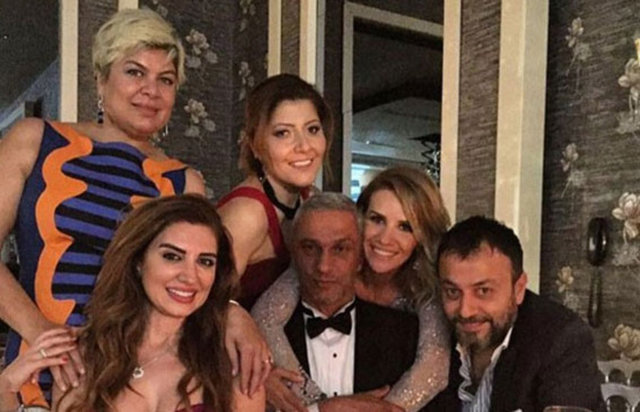 Esra Erol aile dostlarıyla birlikte düğünde bu pozu verdi.