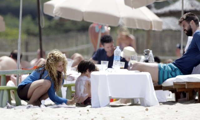 Shakira ve Pique, Mayıs ayının son haftasından bu yana tatilde olduğu Ibiza'da çocukları Milan ve Sacha ile mutlu aile tablosu sergiledi.