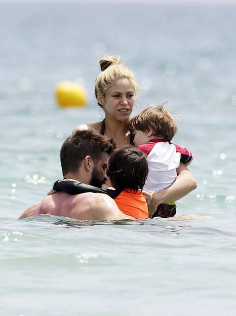 Çocuklarına güneş kremi süren Shakira ve Gerard Pique denize girerken bile onları kucaklarından indirmedi.