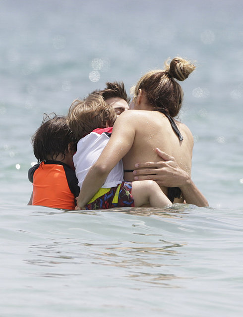 Ünlü çift sık sık birbirlerine sarılıp öpüştü.