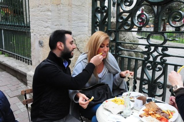 Şıkel "Alişan bir gün sette kadın oyuncu aradıklarını konuşuyordu. 'Beni neden almıyorsun. Ben klibinde rol alırım' teklifinde bulundum. Başta çok şaşırdı ama daha sonra anlaştk. 