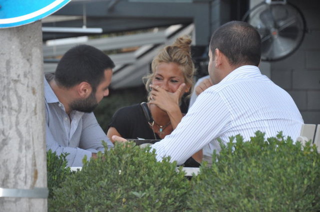 Yakın arkadaşım olduğu için, o da ben de yakınlaşma sahnelerinde zorlandık. Ama  güzel bir iş çıktı"  demişti.(Makaron)