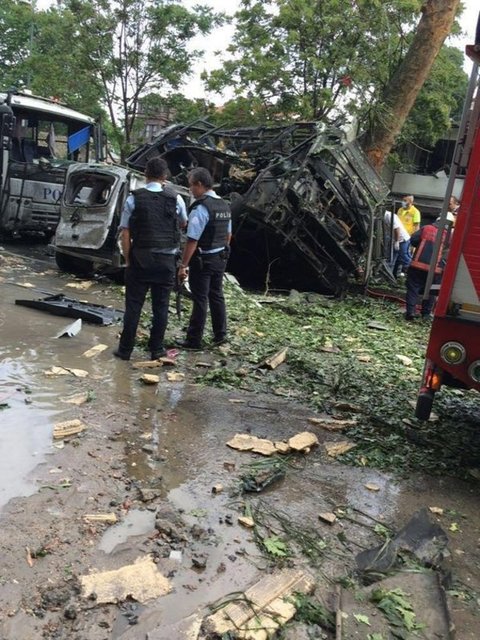 Fatih ilçesinde, Beyazıt Polis Karakolu ile Vezneciler otobüs durağı arasında çevik kuvvet otobüsü geçişi ve çevik kuvvet ekiplerinin görev değişimi sırasında bombalı araçla saldırı düzenlendi. Saldırının ardından polisin havaya açtığı silah sesleri duyuldu.