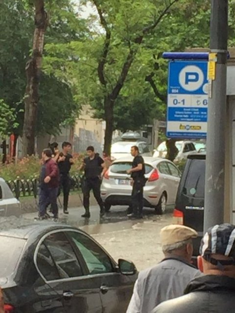 VEFA LİSESİ VE BİR ÖĞRENCİ YURDUNDA HASAR OLUŞTU - Vefa Lisesi ve çevredeki birçok dükkanın camları kırıldı, park halindeki araçlar hasar gördü. Hasar alan iş yerleri polis tarafından boşaltıldı. Polis geniş bir bölgeyi güvenlik çemberine aldı. Bölgenin yakınındaki kız öğrenci yurduna da saldırı dolayısıyla parçalar isabet etti.