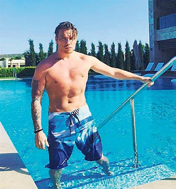 Kastettiği kişinin eski eşi Harun Tan değil, sevgilisi Sinan Akçıl olduğunu belirten Şallı,"Gönderme yanlış kişiye gitti. Sinan'a  'Doğru yolu seçelim. Pilates yapalım. Sağlıklı beslenelim' demek istemiştim" diye konuştu. (Makaron)