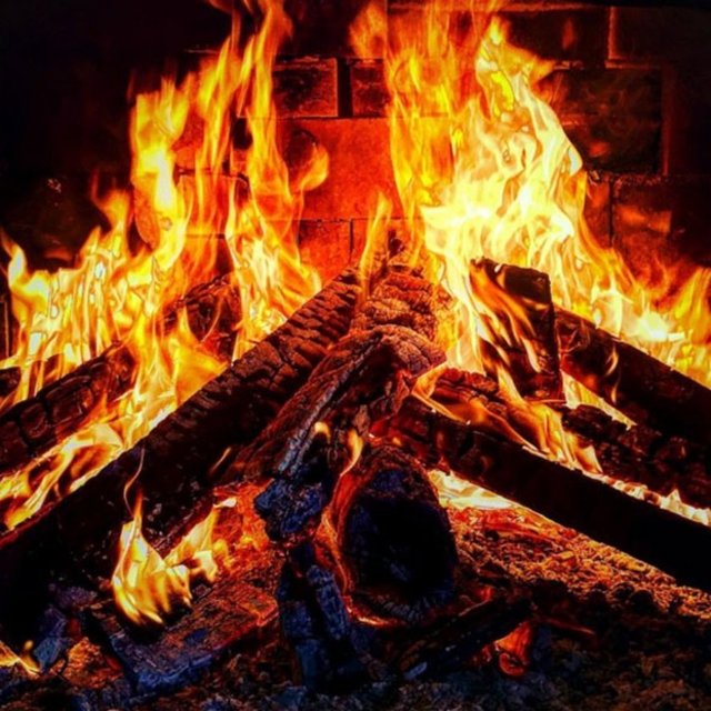 TUĞBA ÖZAYVe yine yüreğimiz yangın yeri ... Bir huzur verilmiyor canım ülkeme... İstanbul Vezneciler'de yaşanan patlama sonrası yaşamını yitiren vatandaşlarımız için çok üzgünüm... Neden bu anlamsız ölümler .. Ne için ..? ! Sadece öfkeleniyor, üzülüyor ama hiçbir şey yapamıyoruz... Ve maalesef ki alışıyor, alıştırılıyoruz tüm ölümlere... Yaralılarımıza acil şifa dilerken, şehit düşen polis ve vatandaşlarımıza rahmet, ailelerine başsağlığı ve sabır diliyorum