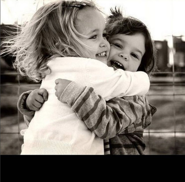 OKTAY KAYNARCA - Sarılmış mıdır çocuklarına acaba bu sabah işlerine giderken o iğrenç saldırıda hayatını kaybedenler ve patlama anında akıllarına gelecek vakit bulmuşlarmıdır, benden sonra aileme ne olacak diye telaş etmeye mesela? Asıl önemlisi hangi akıl, hangi hırs, hangi ideoloji, hangi vicdan bir arabaya kilolarca bomba yükleyip insanların içinde patlatmaya bir sebep bulabilir? O bombayı patlatırken gülümsemişmidir mesela katiller önemli ve iyi bir şey yaptığını düşünerek? Hiç kendisine sarılan biri aklına gelmemişmidir gözlerinin önünde insanlar ölürken.? Nasıl uyur bu gece ve bundan sonraki geceler mesela ? Hayatını kaybedenlerin mekanları cennet olacaktır da o hayatları alanların ki ne olacak bilmezler mi? Sevgi, hayine cahile kötüye bölücüye inat sevgi kurtaracak dünyayı ve bir insanı sevmekle başlayacak herşey....