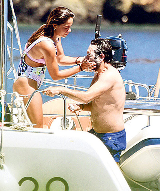 Nilüfer Gürbüz sevgilisi Buğra Gülsoy'u elleriyle şampuanlayıp yıkadı.