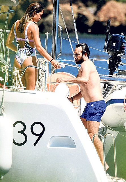 Arkadaşlıkları dostluğa dönüşen Özge Özpirinçci ve Buğra Gülsoy, sevgilileriyle birlikte tekne tatiline çıktı.