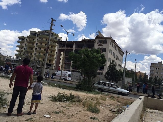Mardin'in Midyat İlçesi'nde Bahçelievler Mahallesi Nusaybin Caddesi'ndeki emniyet müdürlüğüne teröristlerce bomba yüklü araçla saldırıda düzenlendi. Saldırıda iki kadın polis şehit oldu, 2 de vatandaş hayatını kaybetti, en az 30 kişi de yaralandı.
