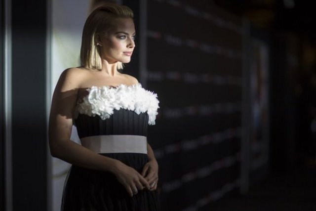 O dönemde çıkan haberlere göre yönetmen David Yates'in "Sahne biraz vahşi olacak. Alex'e biraz vur" talimatı üzerine Robbie, oyuncu arkadaşını yumrukladı.