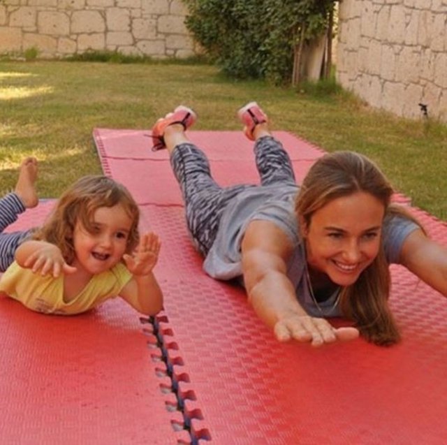 ÇAĞLA KUBATBizim evin yeni supergirl'ü uçuşa hazır