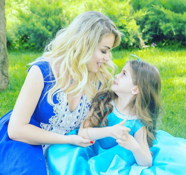 YELİZ YEŞİLMENHayatıma ansızın geldin .Hiç planlamadığım,beklemediğim bir Zaman'da geldin .İyiki geldin hayat ışığım Asyam