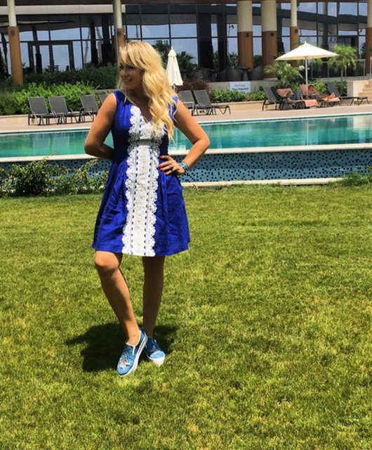 YELİZ YEŞİLMEN - İçine sığmadığım elbisem bol gelince arkadan belini daraltan ve poz veren ben