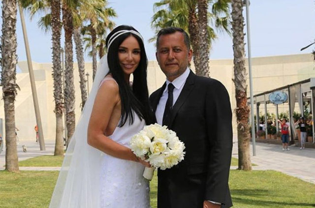 Gülşen ve Ozan Çolakoğlu, dün saat 15.15'te İspanya'da düzenlenen sade bir törenle hayatını birleştirdi. Çift, dört yıl önce baş başa yaptıkları ilk tatillerinde gittikleri, aynı zamanda Çolakoğlu'nun Gülşen'e evlenme teklifinde bulunduğu Barcelona şehrinde evlendi.