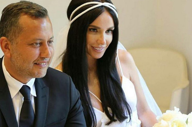 Bu romantik seçim doğrultusunda başkonsoloslukta düzenlenen törende, çiftin yanında sadece birkaç yakın dostu vardı. Ünlü şarkıcı ile müzisyen eşi, nikâhın ardından aile üyeleri ve arkadaşlarından oluşan 40 kişilik bir grupla kutlama yaptı.