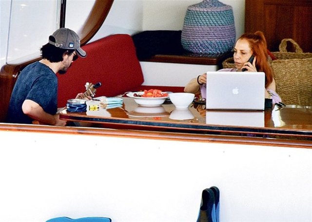 Emre Kula gitar çalarken Erener eşini dinledi.(Makaron)