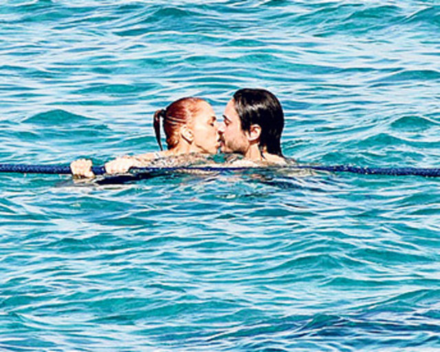 Bodrum-Bitez'de bir koyda demirleyen tekneden denize giren ikili, gün boyu çifte kumrular gibiydi.