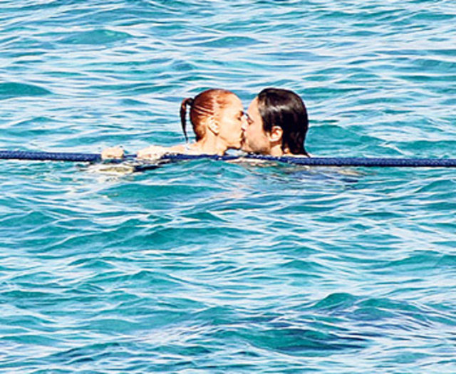 Yeni evli çift, denizin içinde birbirlerine sarılıp defalarca öpüştü. -  