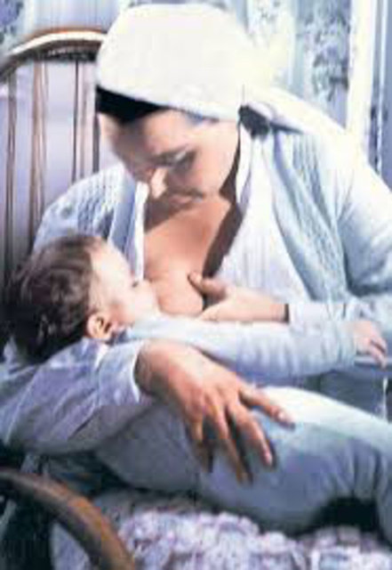 Bülent Ersoy'un cinsiyet değiştirdikten sonra çevirdiği ilk filmi olan Acı Ekmek'te, oğlu rolünü oynayan ve Ersoy'un bir sahnede rol icabı emzirdiği o bebeğe bir de şimdi bakın.