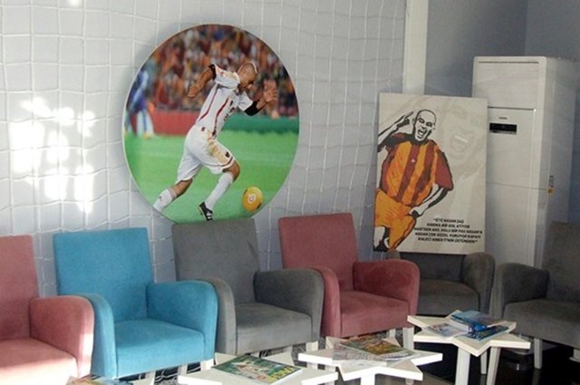 Lobisinde Hasan Şaş'ın Galatasaray formasıyla bir maçta koştuğu anın fotoğrafı bulunan otelin logosu da dikkat çekici. Daire şeklindeki logo, denizin üzerinde batan güneşe bir futbolcunun futbol topuna vurur gibi resmedilmiş.