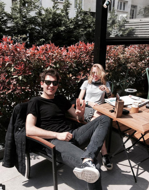 2014 yılında kendisi gibi oyuncu olan Uraz Kaygılaroğlu ile Büyükada'da dünyaevine giren Melis İşiten anne oluyor. -   -  