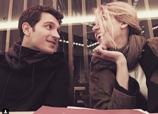 İlk kez annelik heyecanı yaşayan güzel oyuncu sosyal medyadan hamileliği ile ilgili takipçilerine bilgi verdi.