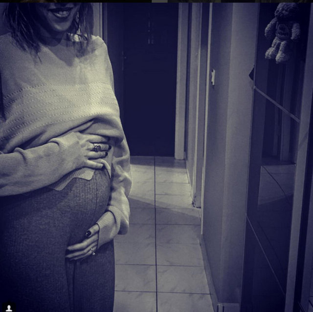 Hamileliğinin 14. haftasında olduğunu açıklayan İşiten, bir kız bebek bekliyor. Ünlü çift kızına Ada adını koyacak.