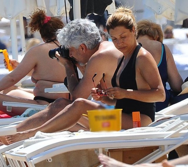 Hürriyet'in haberine göre; Önceki gün Aya Yorgi Koyu'nda eşi Çiğdem Uygur ile birlikte denizin ve güneşin tadını çıkaran Uygur, bir ara eline fotoğraf makinesini alarak manzara fotoğrafları çekti.