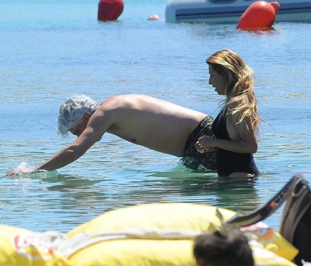 Uygur, daha sonra eşi ile birlikte uzun süre yüzdü.