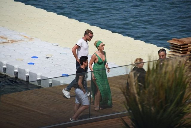 Nuri ALTUNTAŞ/HABERTÜRK MAGAZİNHadise, Hande Yener'in izinde! Ünlü popçu önceki gün, işletmeciliğini yapacağı Bodrum Tilkicik Koyu'ndaki beach'i denetlerken objektiflere takıldı. 