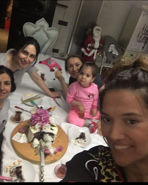 Demet Akalın, sadece Hira ile bizzat ilgilenen görevli kadına 10 bin, ev işleriyle ilgilenen görevliye 5 bin, yemek yapan kadına da 5 bin lira olmak üzere sigortalarıyla birlikte aylık 25 bin liralık bir bütçe ayırdı.