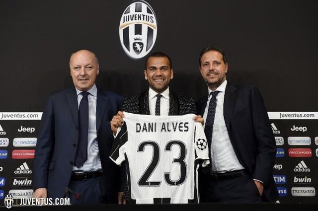 DANI ALVESBarcelona > Juventus (Bonservissiz)