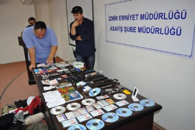 3 kişinin cinayet zanlısı olarak aranan Atalay Filiz'in yakalanmasının ardından, çantasında taşıdıkları merak konusuydu.