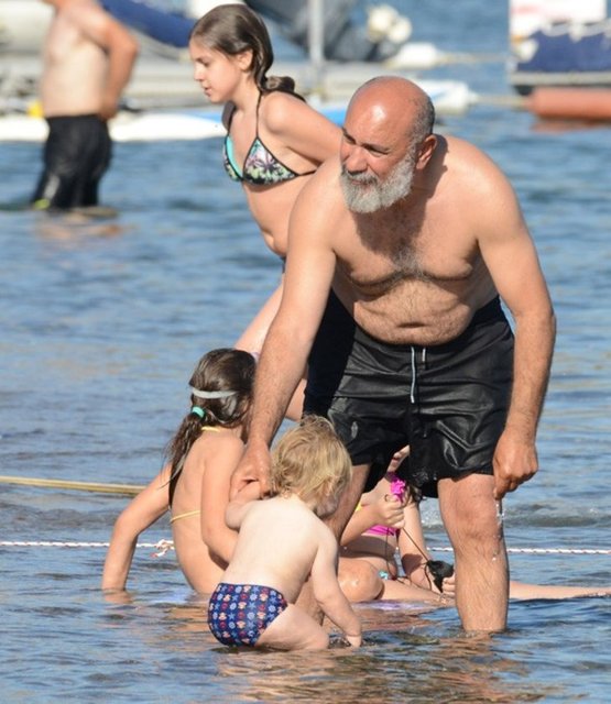 Ünlü oyuncu, oğluyla deniz keyfi yaparken, 23 yıldır evli olduğu eşi Övül Avkıran da onların bu anlarını cep telefonuyla kaydetti.(Hürriyet) -  