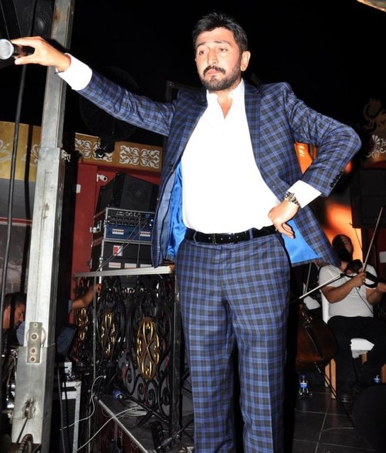 Ramazan nedeniyle sahne programına ara veren Ferman Toprak, Marmaris'te tatil yapıyor. Yeni imajıyla dikkat çeken şarkıcının sakal ve bıyıklarını kestiği görüldü.