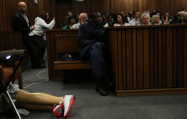 Ardından Pistorius'tan protezleri olmadığında ne kadar zor yürüdüğünü yargıça göstermesi için protezlerini çıkarıp mahkeme salonunda yürümesini istedi.