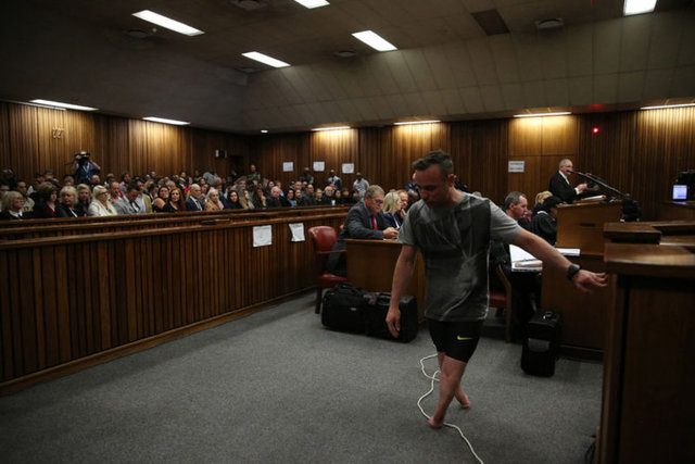 Pistorius olay gecesi eve hırsız girdiğini zannettiğini ve sevgilisini hırsız sanarak silahı ateşlediğini söylemişti.