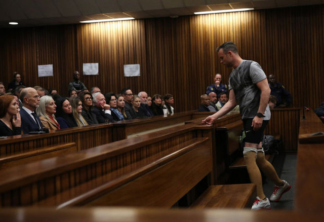 Doğuştan yürüme engelli olan Oscar Pistorius, kemiksiz bacaklarla dünyaya gelmiş ve bacakları 11 aylıkken diz altından kesilmişti.