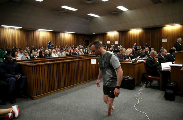 Pistorius kız arkadaşı Reeva Steenkamp'ı 14 Şubat 2013'te silahla öldürmüştü. Olay yaşandığı sırada Pistorius'un protezleri takılı değildi.