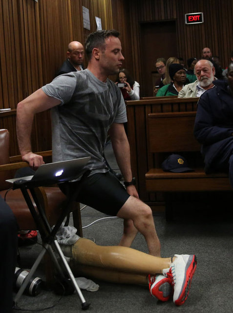Pistorius 2012 Londra Olimpiyatları'nda engelsiz sporcularla yarışan ilk çifte ampute sporcu olarak olimpiyat tarihine geçmişti.