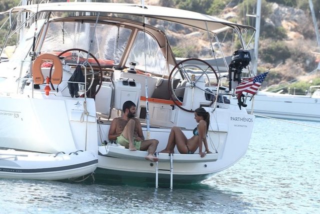 Reşat BALCIOĞLU / HT KULÜPMiami'de inşaat sektöründe faaliyet gösteren ünlü işadamı Buğra Toplusoy, tatil için geldiği İstanbul'dan ayağının tozuyla oyuncu sevgilisi Ceyda Ateş'le Yunanistan'ın Simi Adası'na gitti. 