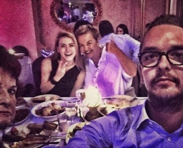 Bir dargın bir barışık olduğu iddia edilen Toplusoy ve Ateş beraber tatile çıkarak hasret giderdi. Geçtiğimiz hafta Ceyda Ateş'in Buğra Toplusoy'un annesi Efsane Hanım ve Batuhan Toplusoy'la geçirdikleri güzel bir akşamın fotoğrafını sosyal medyadan paylaşması, çiftin evliliğe doğru sağlam adımlarla ilerlediğini gösteriyor.