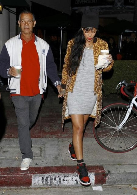 HABERTÜRK MAGAZİNRihanna babasına jest yaptı. 2012 yılında annesi Monica Braithwaite'e 5 odalı bir malikâne alan ünlü şarkıcı bu kez de babası Ronald Fenty'ye 1.8 milyon dolarlık bir malikâne hediye etti.