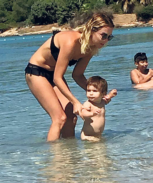 Ece Erken, 8 ay önce boşandığı Serkan Uçar'la evliliğinden olan oğlu Eymen'le Çeşme'de tatil yapıyor.