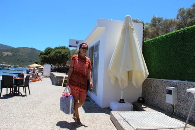 Kızı ve bakıcısının eşlik ettiği şarkıcı, bol bol yüzüp güneşlenerek enerji depoladı.