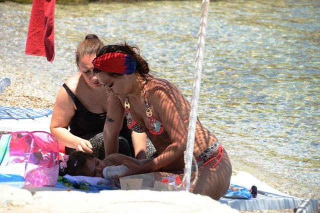 Geçtiğimiz hafta ailesiyle gittiği bir beach'te 1000 TL'ye loca kiraladığı haberleriyle gündeme gelen ünlü popçu, dün Torba'daki bir halk plajında objektiflere takıldı.