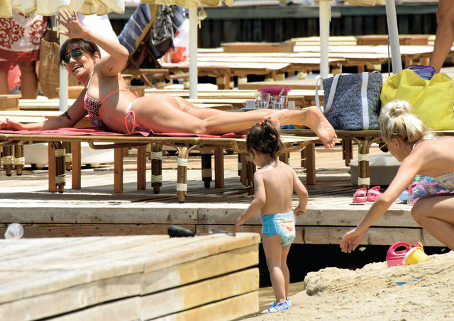 Akalın, önceki gün de Torba'daki Case Del Arte Hotel'in beach'inde güneşlenirken objektiflere takıldı.