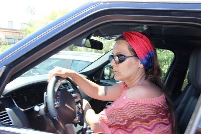 'BEN GÖLCÜK KIZIYIM' Plajda kimsenin kimseye bakmadığını belirten Akalın, "Deniz tertemiz. '1000 TL'ye loca tuttu' diyenlere selam olsun. 