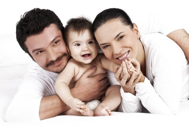 HAKAN'LA BOŞANDIK AMA NEREDEYSE BİZİMLE YAŞIYOR" Hakan'la ayrıldık ama neredeyse bizle yaşıyor. Dostuz, arkadaşız, utanmasam sevgilisini falan sorucağım. Mutlu olmasını istiyorum. Evde deli kadın gibi oluyorum. Hayatımda yaşadığım hiç bir şeyden pişman değilim. Yine bu adamları seçerdim, yine bunları yapardım ve bu dersleri alırdım."